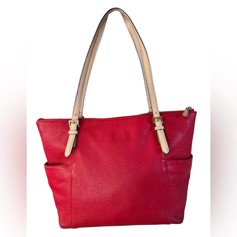 Michael  Kors tote embodies elegance and sophistication from every angle.